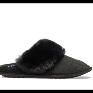 NWT Crocs Luxe Faux Fur Trimmed Slipper